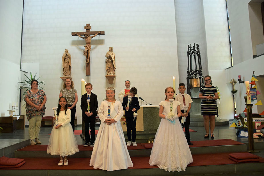 Die Kommunionkinder (v.l.n.r): Evelyn Weitzel dos Santos, Henri Schüßler, Elisa Rasch, Ben Höster, Carolina Schmiedl und Luca Fischer. Reihe hinten:  Die Katechetinnen Nadine Fröhlich, Julia Schüßler und Johanna Wenzel  sowie Pfarrer Marek Prus. (Fotograf: Patrick Wenzel)